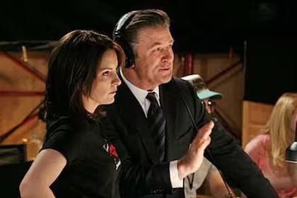 Liz Lemon lidiando con Jack Donaghy y todo el caos del plató