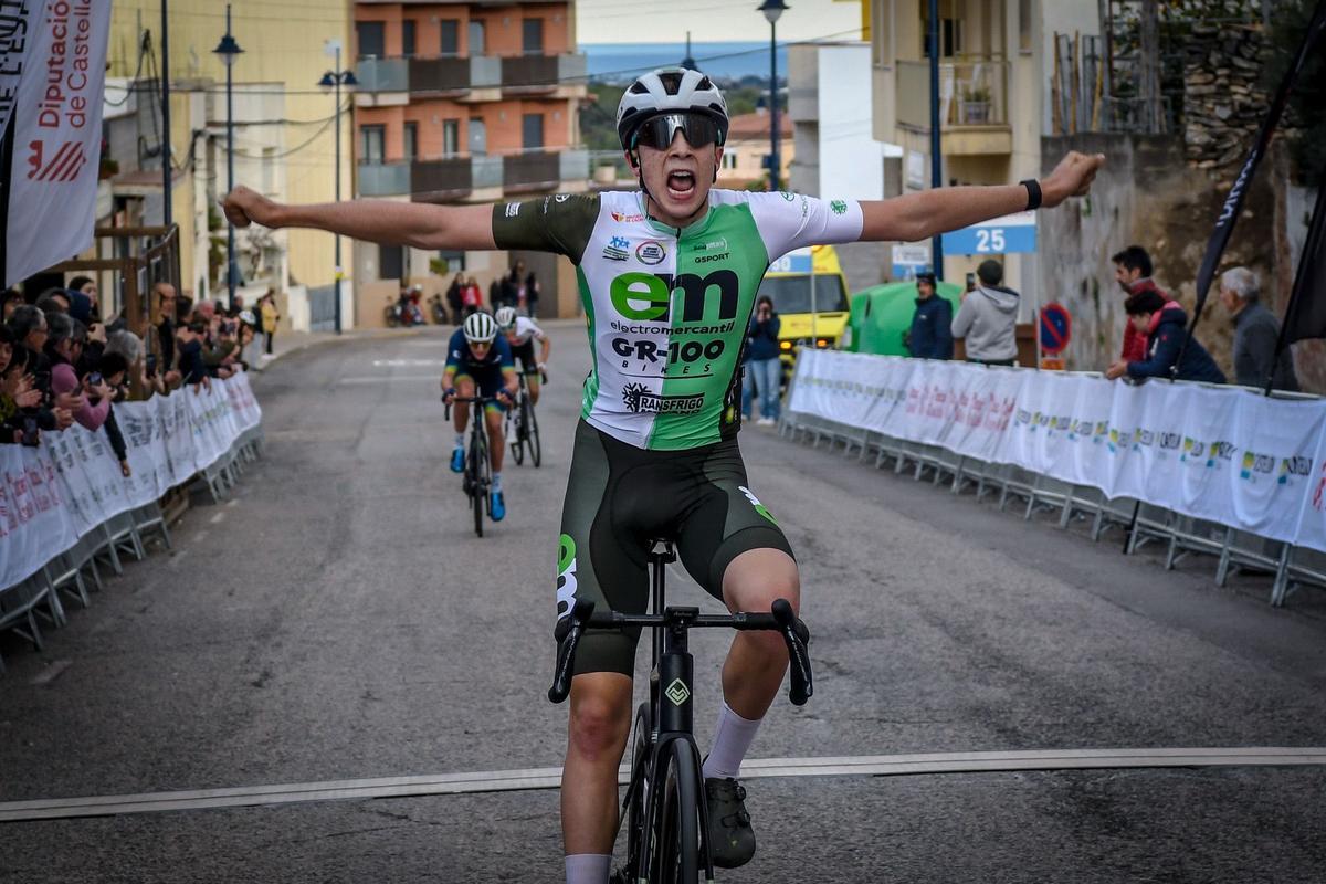 Mario Cordero levantando los brazos.