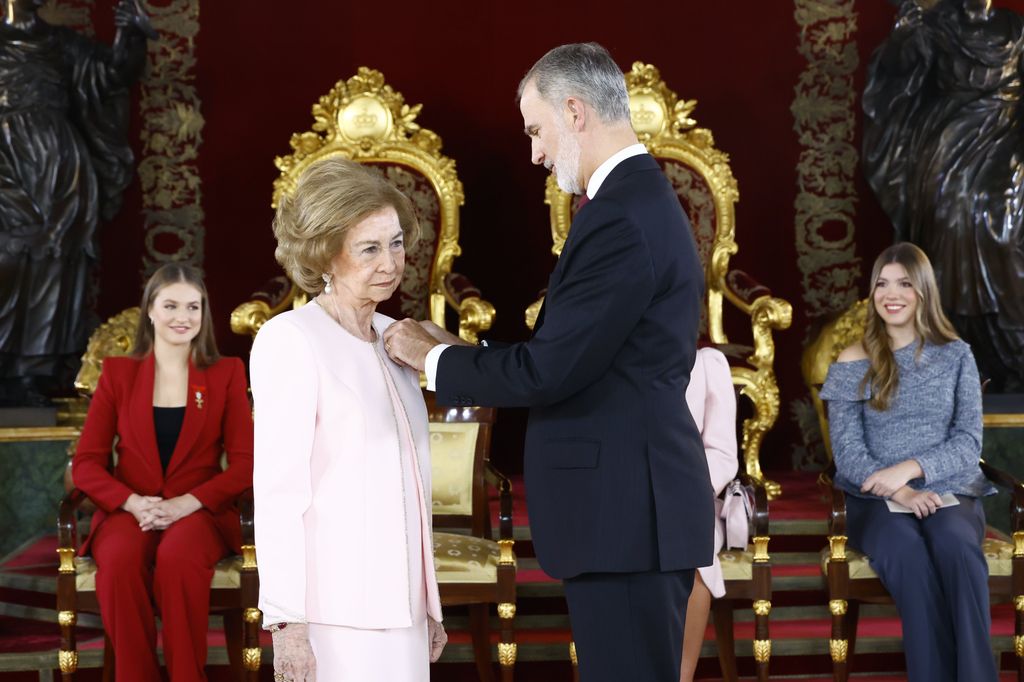 Dos imágenes de la imposición del Toisón de Oro de Felipe VI a la reina Sofía