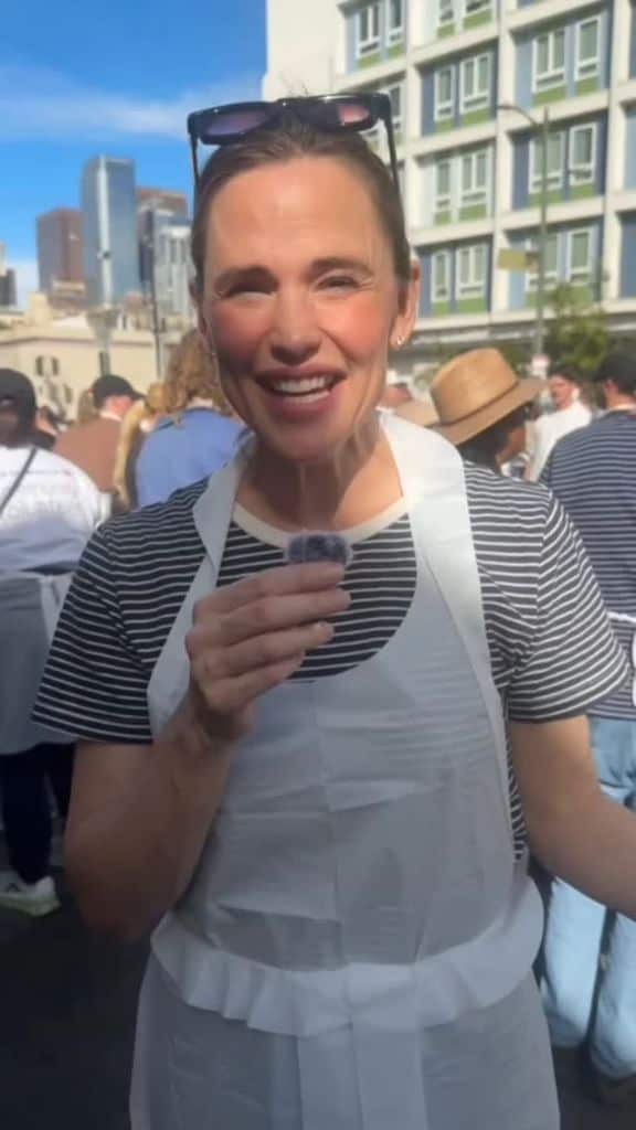 Jennifer Garner participando con 'The Midnight mission' este año durante el Día de Acción de Gracias