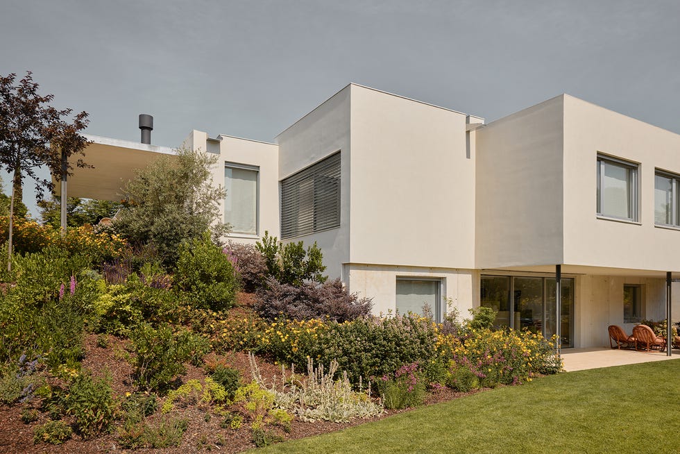 una casa moderna racionalista con mucho color del estudio abaton una casa moderna racionalista con mucho color del estudio abaton