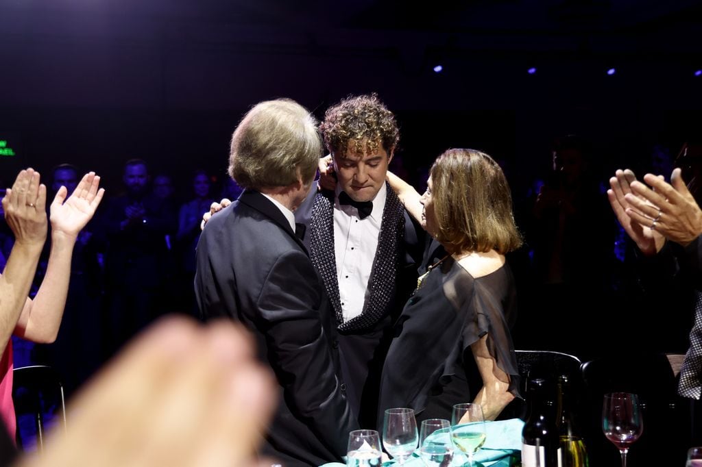 David Bisbal se abraza emocionado a Raphael y a Natalia Figueroa