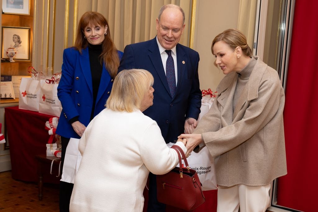 Alberto y Charlene de Mónaco en el último encuentro con la Cruz Roja monegasca que se ha celebrado como parte de las acciones previas al Día Nacional