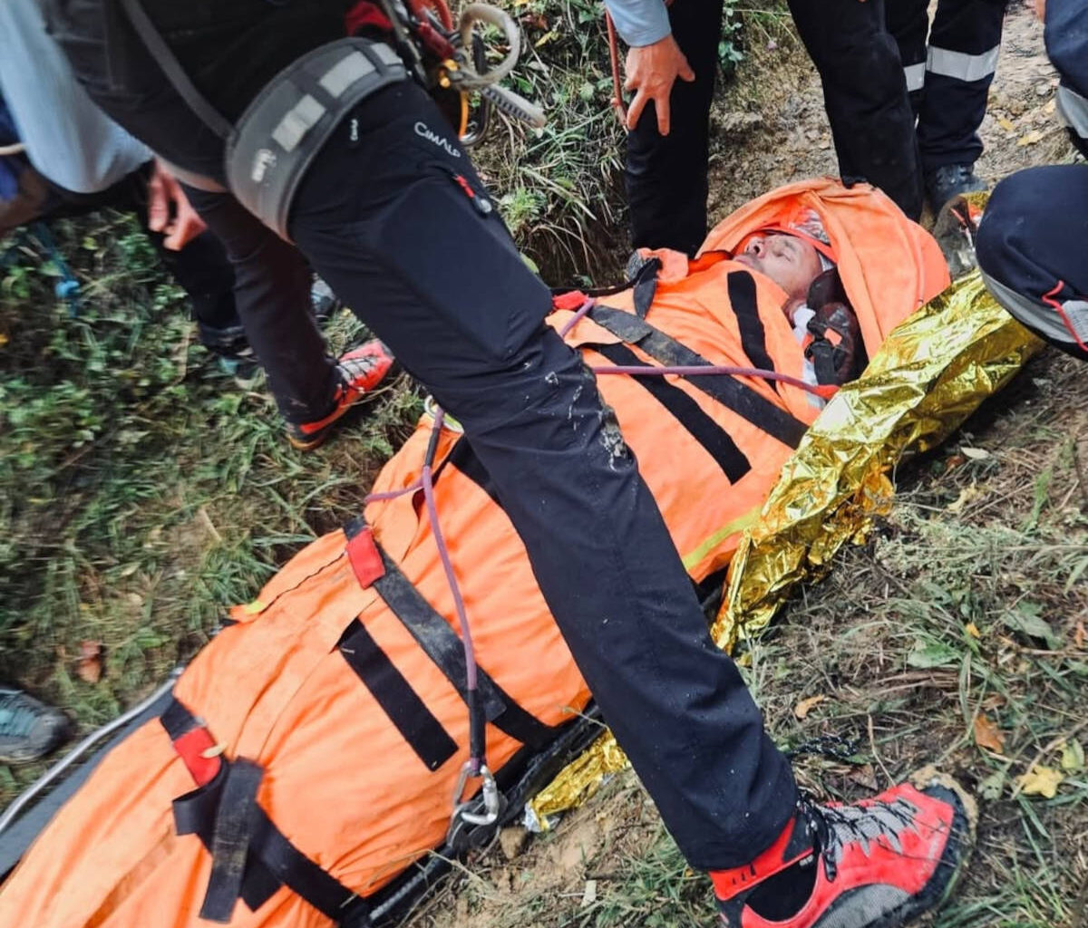 Fabien Barel rescatado por los servicios de emergencia. Imagen: Instagram