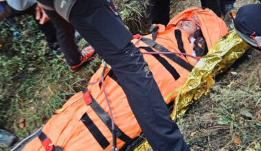 Fabien Barel rescatado por los servicios de emergencia. Imagen: Instagram