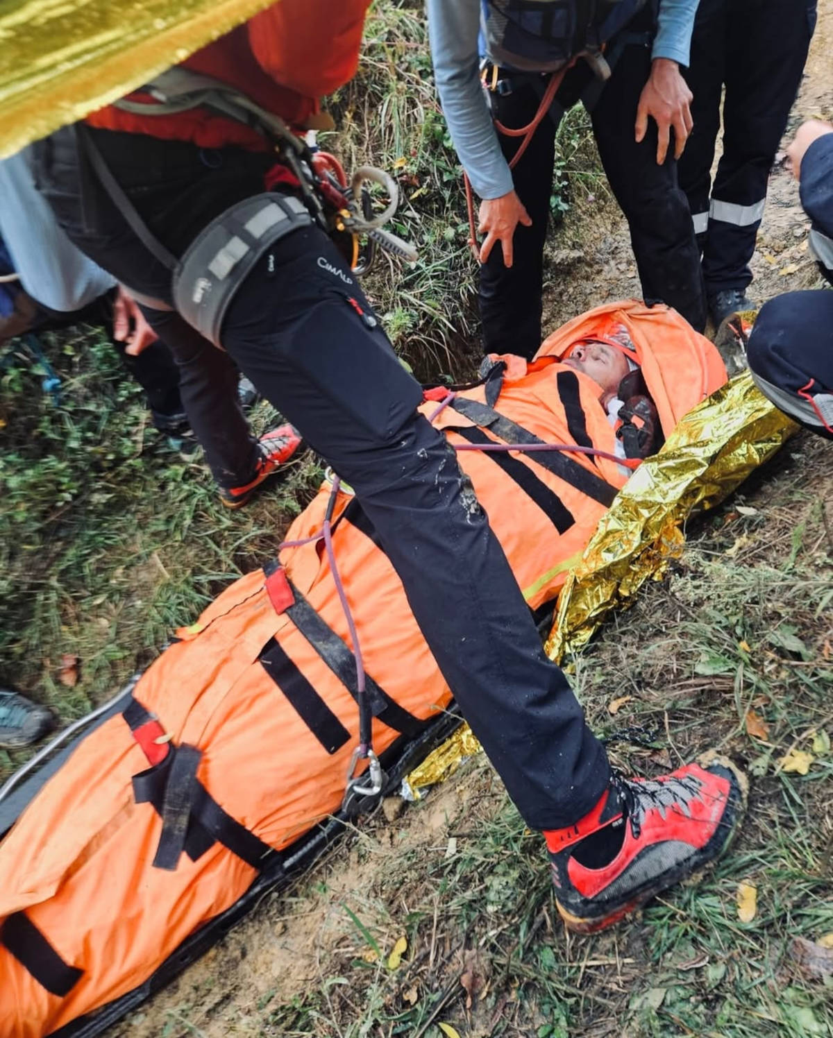 Fabien Barel rescatado por los servicios de emergencia. Imagen: Instagram
