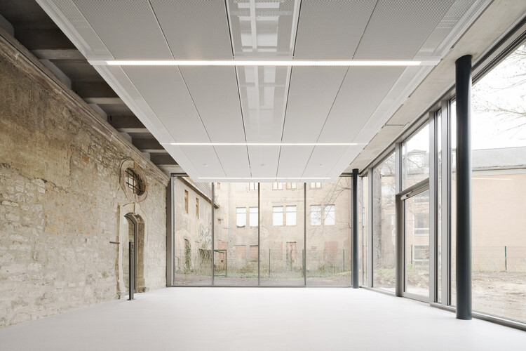 Tipologías obsoletas que recobran vida a través de 17 proyectos de reutilización adaptativa - Imagen 18 de 18