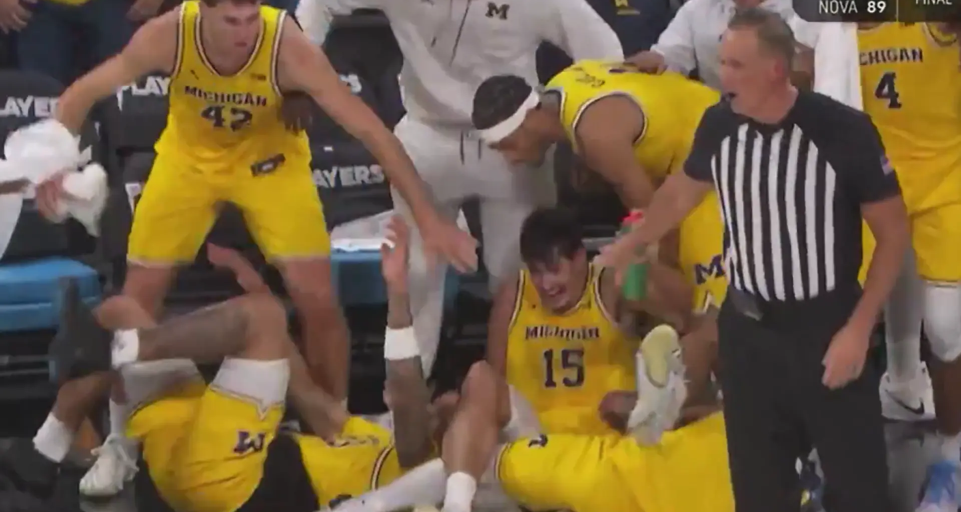 Aday Mara estalla de alegría y cae al suelo al celebrar el canastón de un compañero