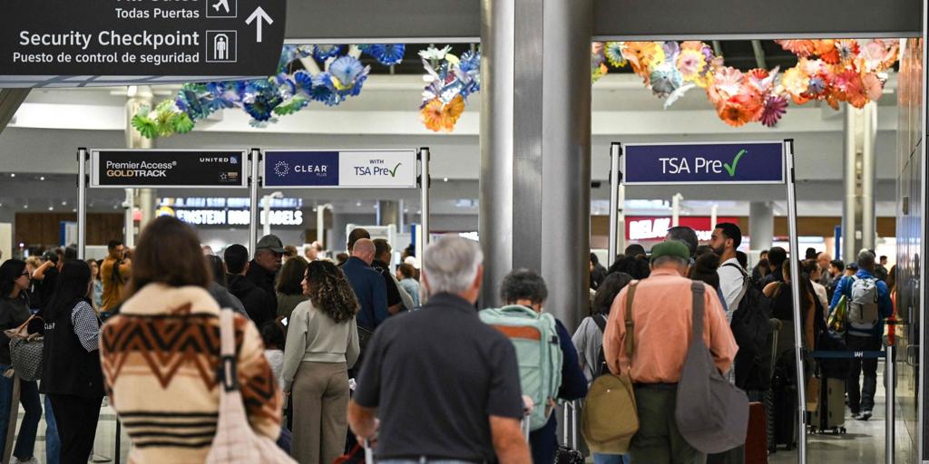 Sin ayudas para los pobres y caos aéreo por el cierre del Gobierno en EE.UU.