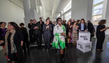 Barcelona 27/11/2025 Barcelona Treinta aniversario del MACBA en el marco de lanu Trenta del museo. Elvira Dyangani Ose,directora del MACBA,junto a autoridades y artistas en el acto de presentación del 30 aniversario del museo. AUTOR: JORDI OTIX