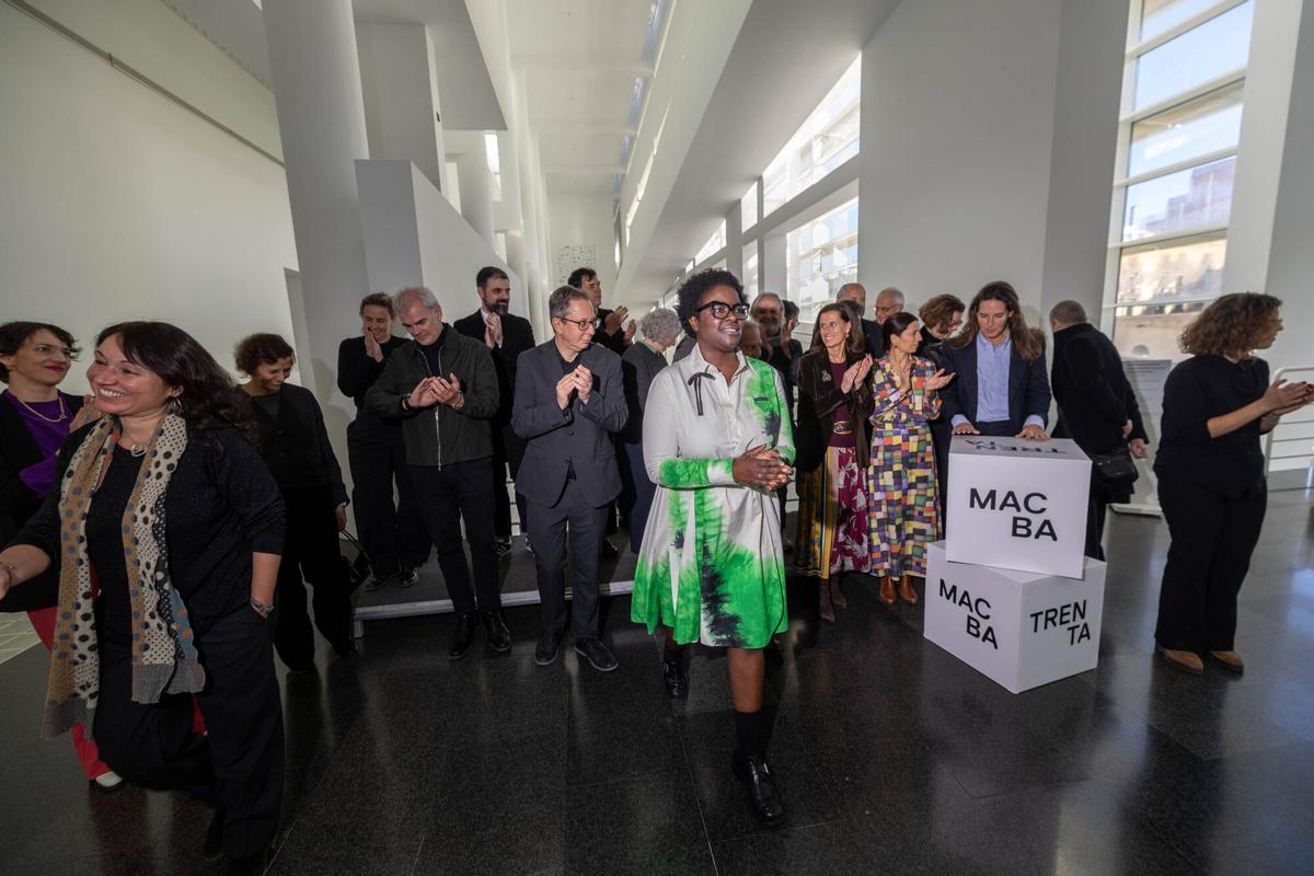 Barcelona 27/11/2025 Barcelona Treinta aniversario del MACBA en el marco de lanu Trenta del museo. Elvira Dyangani Ose,directora del MACBA,junto a autoridades y artistas en el acto de presentación del 30 aniversario del museo. AUTOR: JORDI OTIX