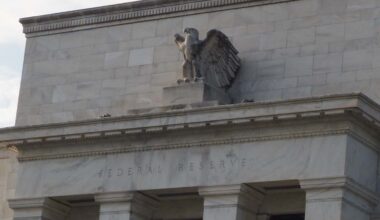 La Fed asume que no bajará tipos en diciembre y retomará la compra de bonos para ahuyentar una crisis bancaria