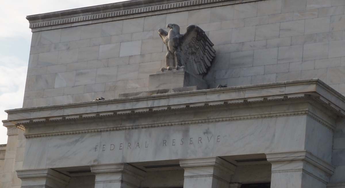 La Fed asume que no bajará tipos en diciembre y retomará la compra de bonos para ahuyentar una crisis bancaria