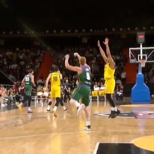 La increíble canasta de Alberto Díaz, una de las más lejanas de la historia del Unicaja