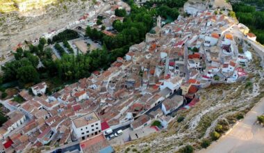 El pueblo de Albacete donde las casas atraviesan la roca: parece un cuento de fantasía