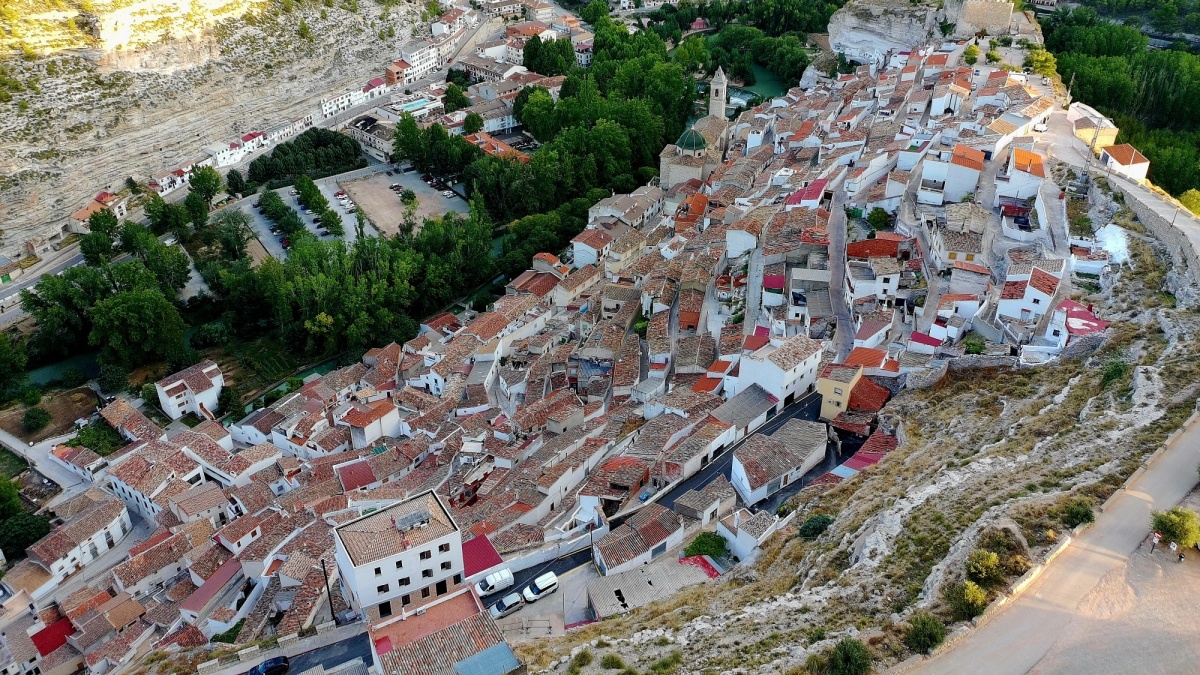 El pueblo de Albacete donde las casas atraviesan la roca: parece un cuento de fantasía