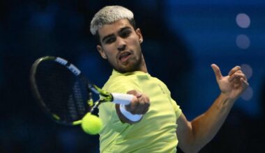 Alcaraz arrolla a Aliassime para citarse con Sinner en su primera final de la Copa de Maestros