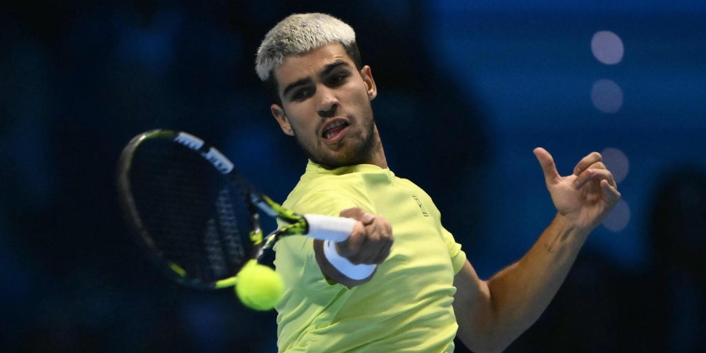 Alcaraz arrolla a Aliassime para citarse con Sinner en su primera final de la Copa de Maestros