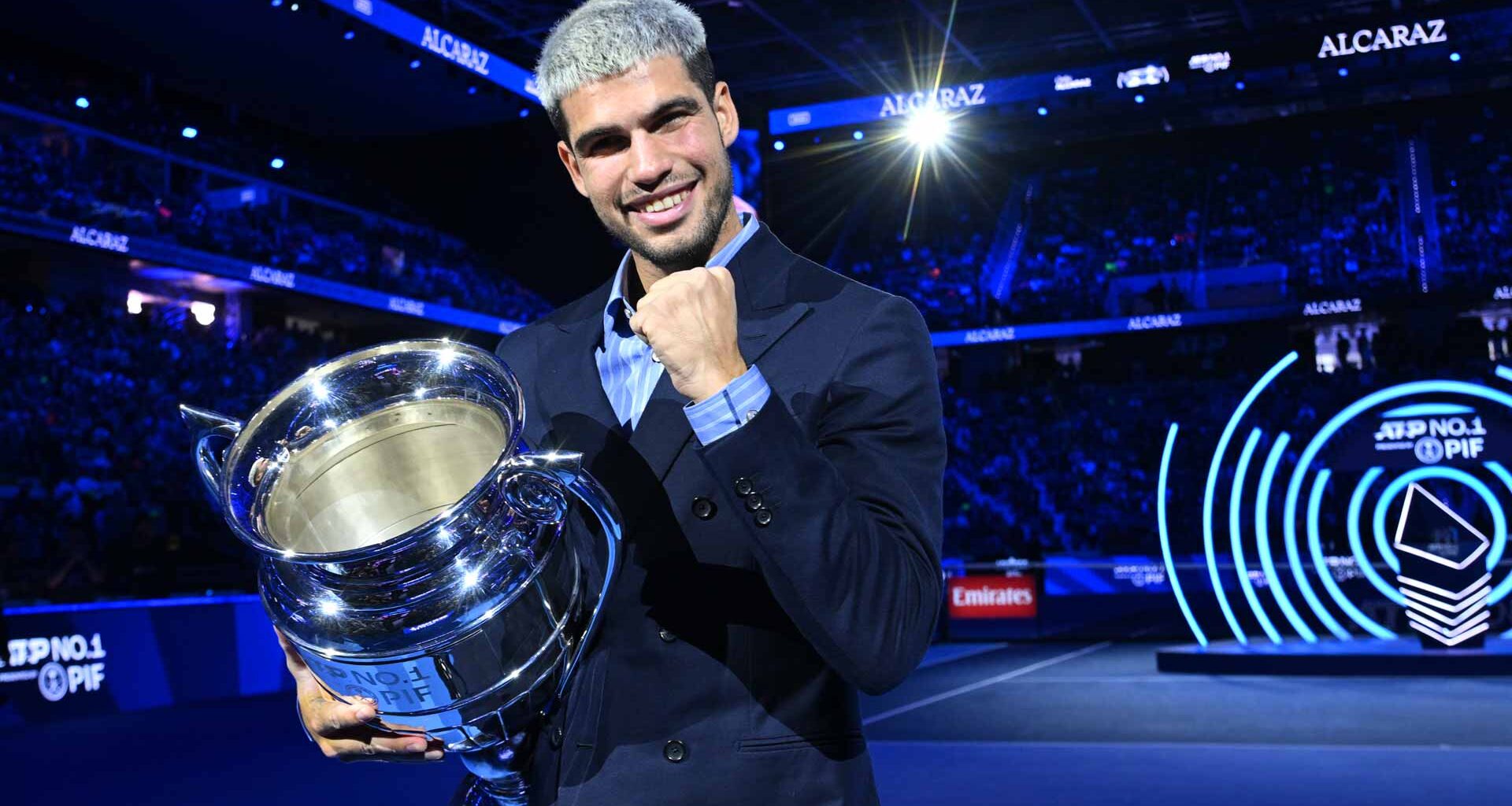 Carlos Alcaraz celebra su número 1 de fin de año, un honor presentado por PIF, durante las Nitto ATP Finals.