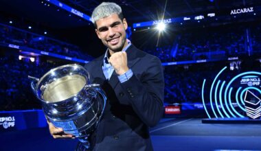 Carlos Alcaraz celebra su número 1 de fin de año, un honor presentado por PIF, durante las Nitto ATP Finals.