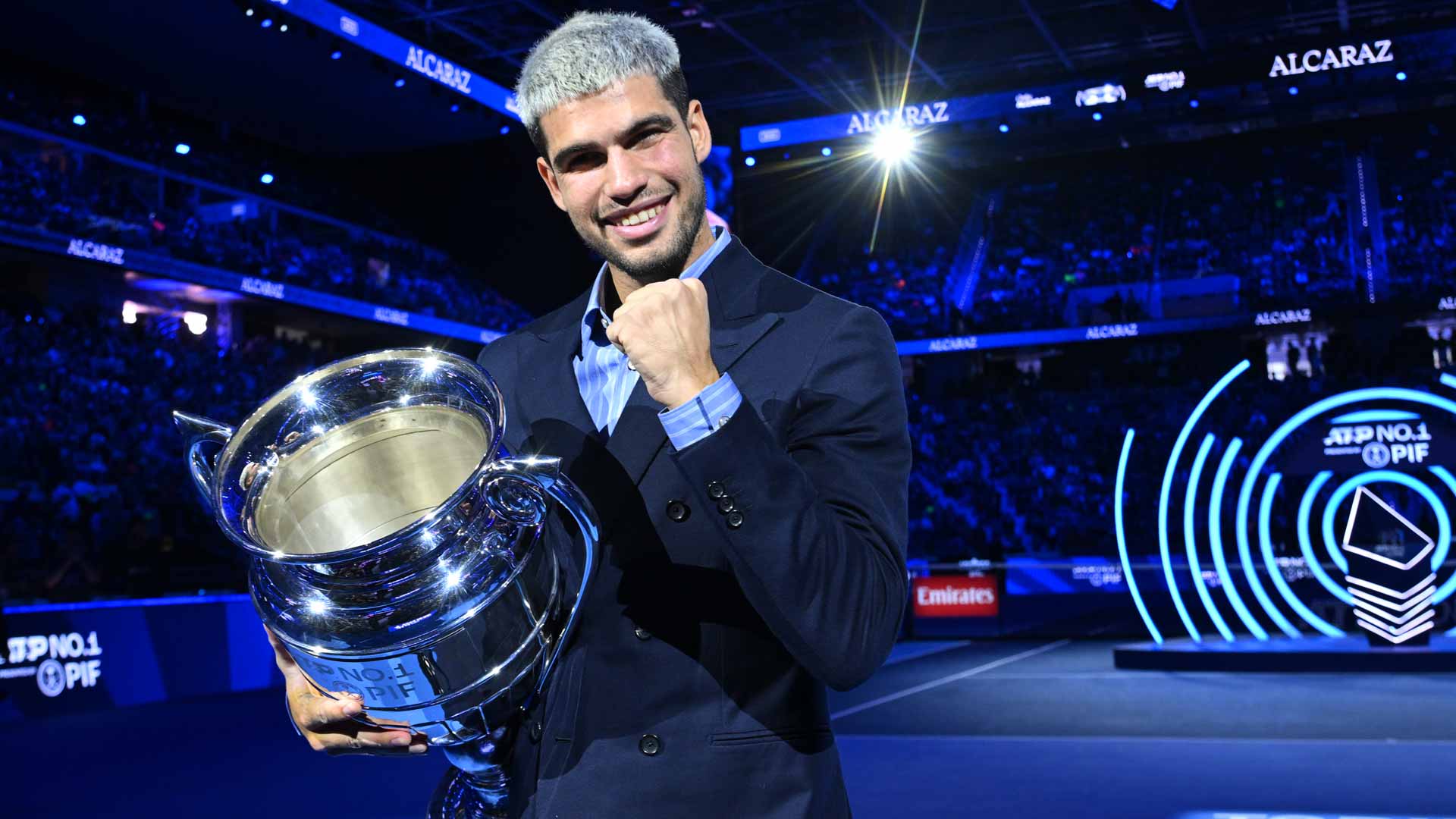 Carlos Alcaraz celebra su número 1 de fin de año, un honor presentado por PIF, durante las Nitto ATP Finals.