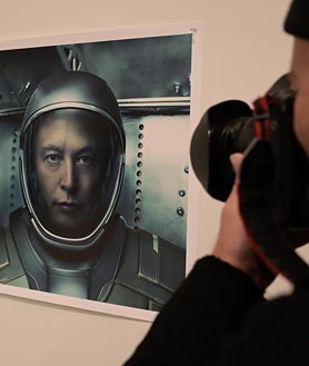 Imagen secundaria 2 - Arriba, una fotografía de Natalia Vodianova, en lo alto de la ópera de París. Sobre estas líneas, a la izquierda, una vista de la exposición y un retrato de Elon Musk como astronauta