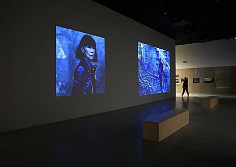 Imagen secundaria 1 - Arriba, una fotografía de Natalia Vodianova, en lo alto de la ópera de París. Sobre estas líneas, a la izquierda, una vista de la exposición y un retrato de Elon Musk como astronauta