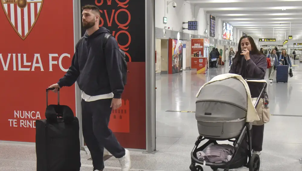 Anabel Pantoja, David Rodríguez y Alma, su hija, llegan a Sevilla