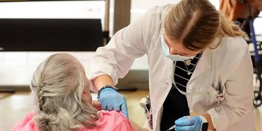 Andalucía activa un plan de acción ante el adelanto de la gripe y recomienda ya el uso de mascarillas en centros sanitarios y residencias