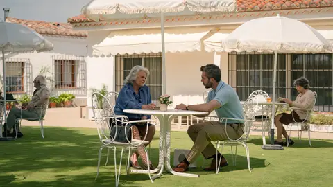 Andrés y la madre de Gabriel en el Capítulo 441 de Sueños de Libertad