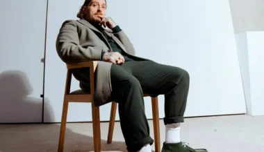 Andy Nicholson, ex bajista de los Arctic Monkeys, hizo llorar a la banda con su nuevo libro