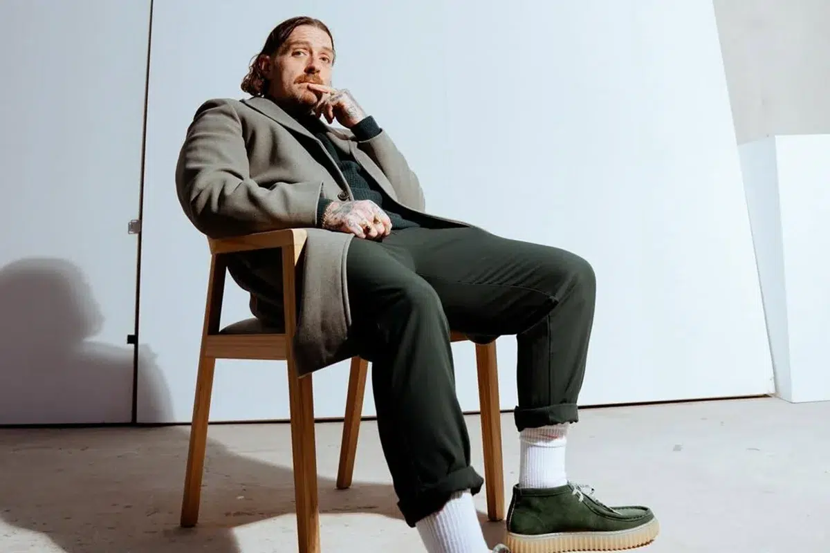 Andy Nicholson, ex bajista de los Arctic Monkeys, hizo llorar a la banda con su nuevo libro