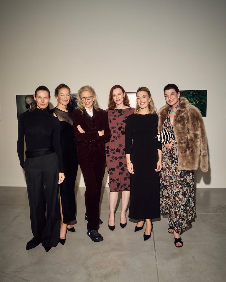 Annie Leibovitz con sus invitadas: de Linda Evangelista a Karen Elson. (Foto: EFE)