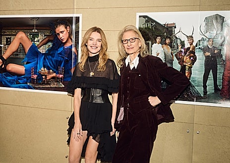 Imagen secundaria 1 - Arriba, de izquierda a derecha, Malgosia Bela, Carolyn Murphy, Annie Leibovitz, Karen Elson, Marta Ortega y Linda Evangelista. Sobre estas líneas, a la izquierda, Annie Leibovitz con la modelo Natalia Vodianova, que protagonizó su campaña 'Alicia en el País de las Maravillas'. A la derecha, Marta Ortega con C Tangana