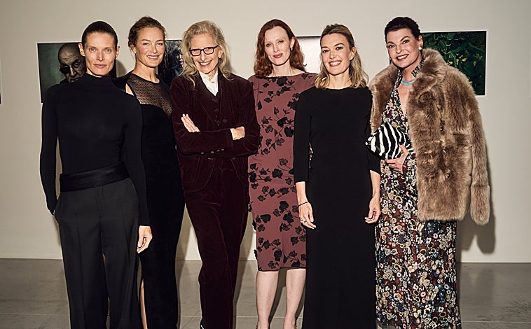 Imagen principal - Arriba, de izquierda a derecha, Malgosia Bela, Carolyn Murphy, Annie Leibovitz, Karen Elson, Marta Ortega y Linda Evangelista. Sobre estas líneas, a la izquierda, Annie Leibovitz con la modelo Natalia Vodianova, que protagonizó su campaña 'Alicia en el País de las Maravillas'. A la derecha, Marta Ortega con C Tangana