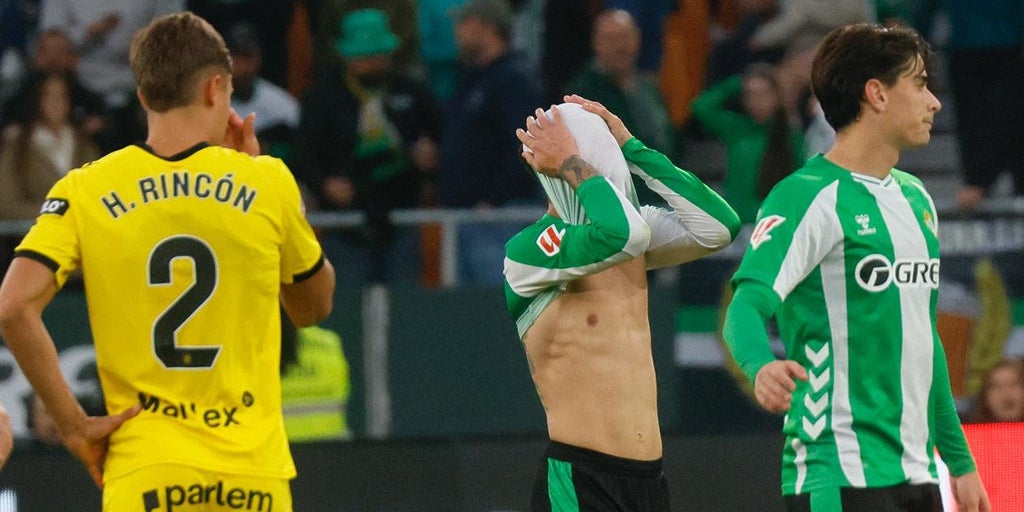 Antony ve una roja directa que lo deja fuera del derbi en el Sánchez-Pizjuán