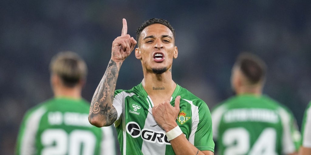 El golazo de Antony tras el pase largo de Marc Roca en el Betis