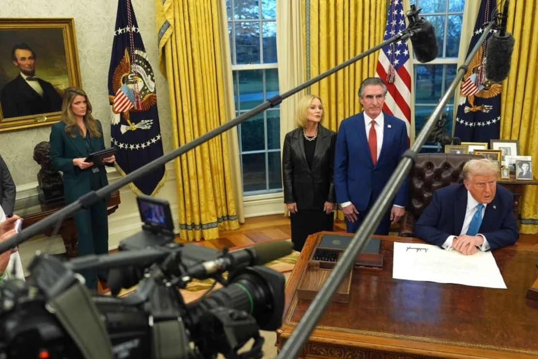 Lindsey Halligan asiste a un evento en la Oficina Oval, junto al presidente Donald Trump, el secretario del Interior Doug Burgum y la esposa de Burgum, Kathryn, el 31 de enero.