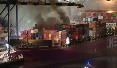 Un incendio en un buque de carga provoca una grave emergencia en el puerto de Los Ángeles, el más activo de América del Norte