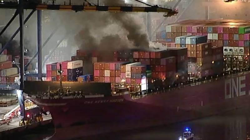 Un incendio en un buque de carga provoca una grave emergencia en el puerto de Los Ángeles, el más activo de América del Norte