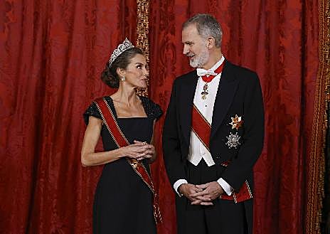 Imagen secundaria 1 - Detalles del estilismo de la Reina Letizia durante la cena de gala con el presidente de Alemania