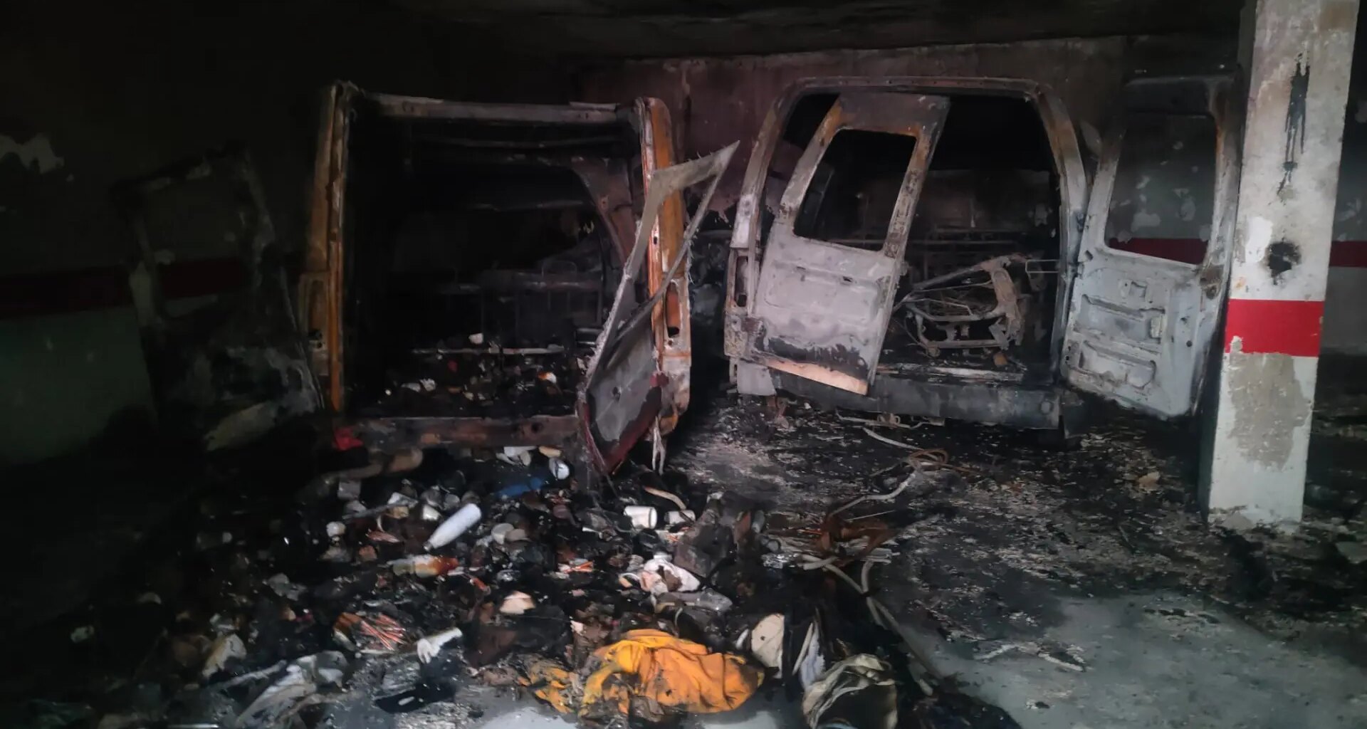 Un incendio calcina un piso y cinco furgonetas de un garaje en un edificio del barrio Oliver de Zaragoza: "Creemos que ha sido intencionado" - heraldo.es