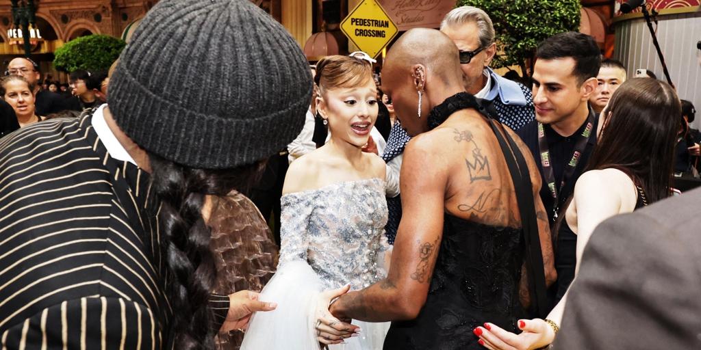 Singapur deporta al hombre que se abalanzó sobre Ariana Grande durante la premier de 'Wicked: For Good'