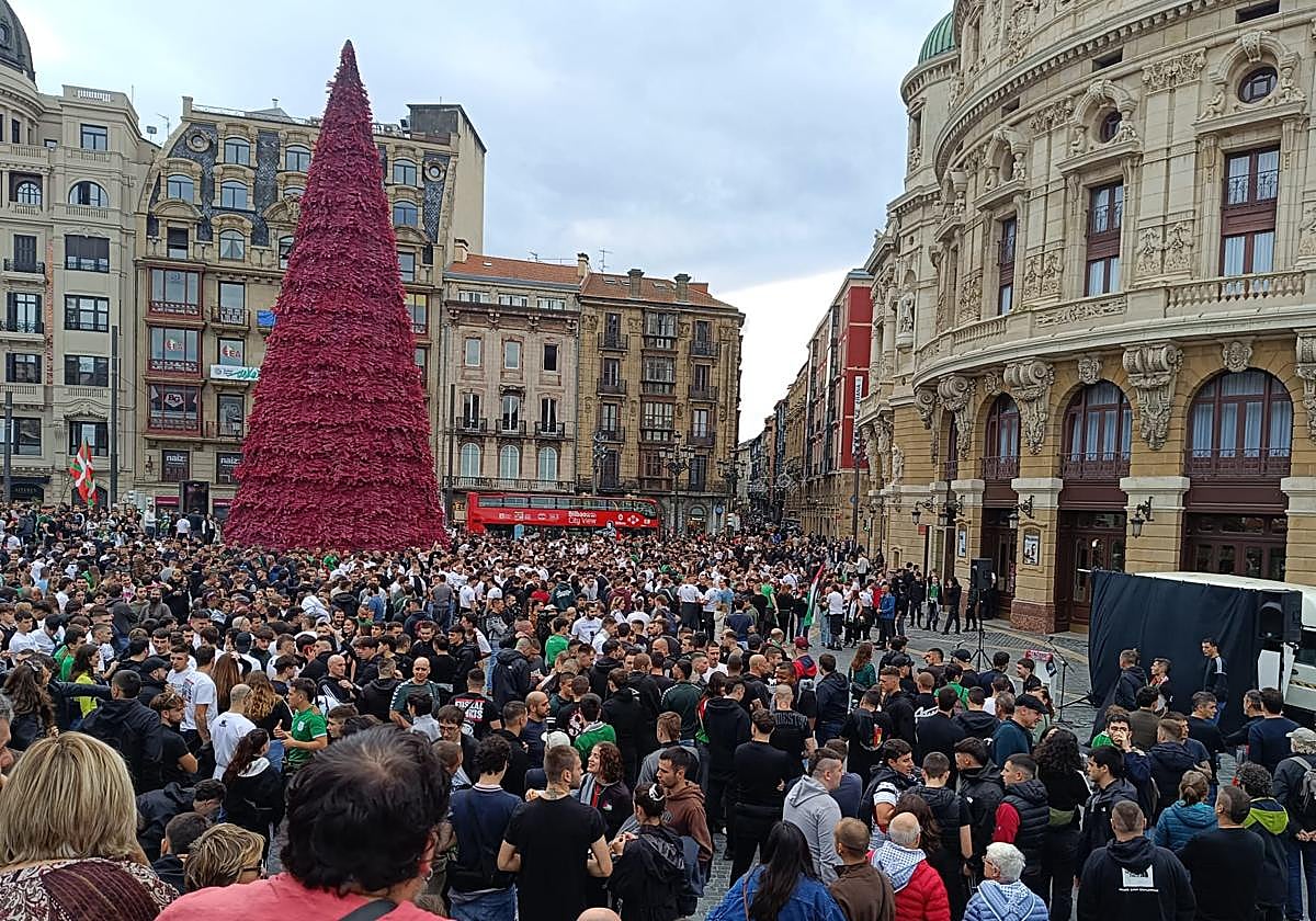 En directo, el ambiente previo al Euskadi-Palestina: la fiesta se traslada a las calles del Casco Viejo - El Correo