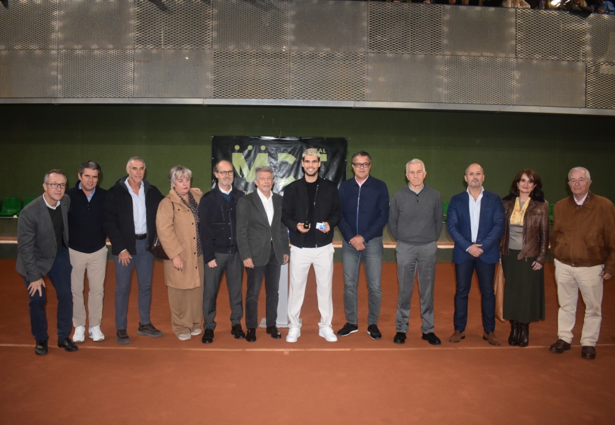 Carlos Alcaraz, en el centro, durante el acto. - Foto: AGENCIA PORTAVOZ