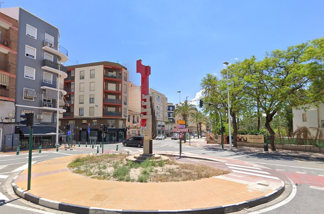 Estatua de Salvador Soria dedicada al rey Jaume I - - AP