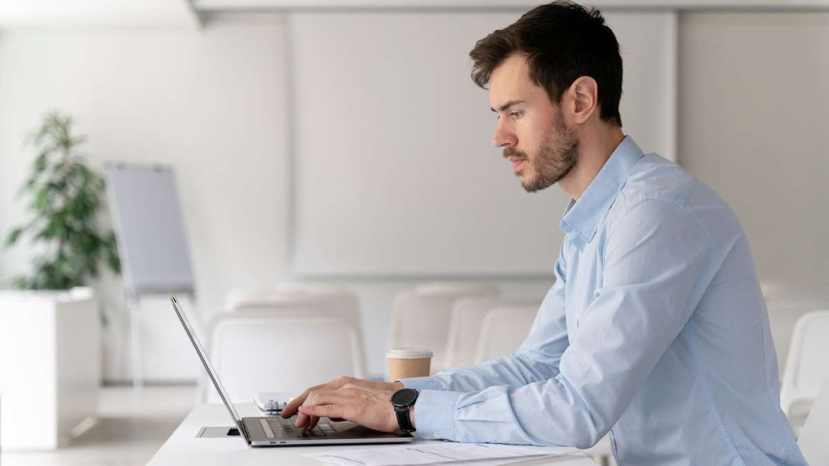 Persona trabajando frente al ordenador