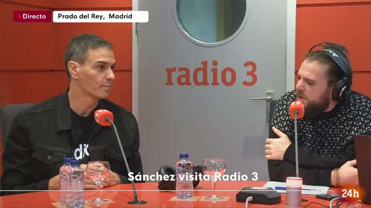 Pedro Sánchez (53) visita Radio 3, con camiseta de la emisora que es fan, revela qué música escucha y opina de Rosalía