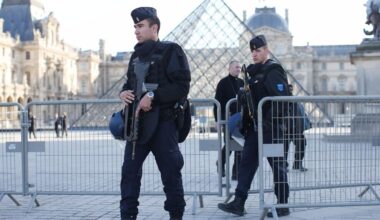 Los cuatro inculpados por el robo de joyas en el Louvre "no responden al perfil del crimen organizado"
