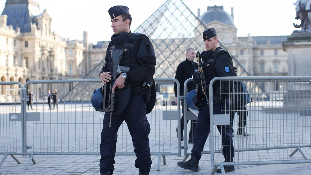 Los cuatro inculpados por el robo de joyas en el Louvre "no responden al perfil del crimen organizado"